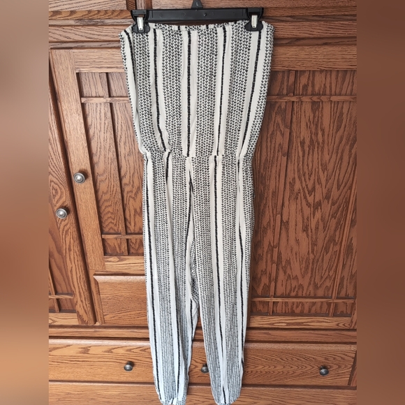 Women's Pink Lily Black & White Patterened Halter Style Jumpsuit Sz. S - Picture 3 of 5